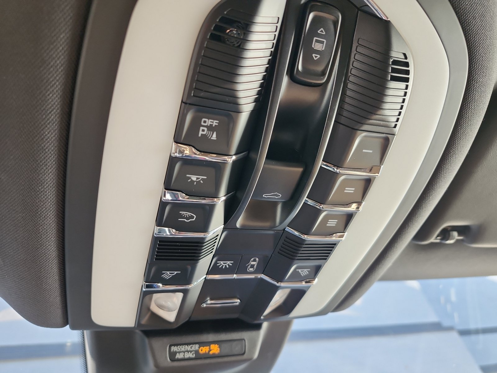 Used 2024 Porsche Macan AWD/4WD image 26