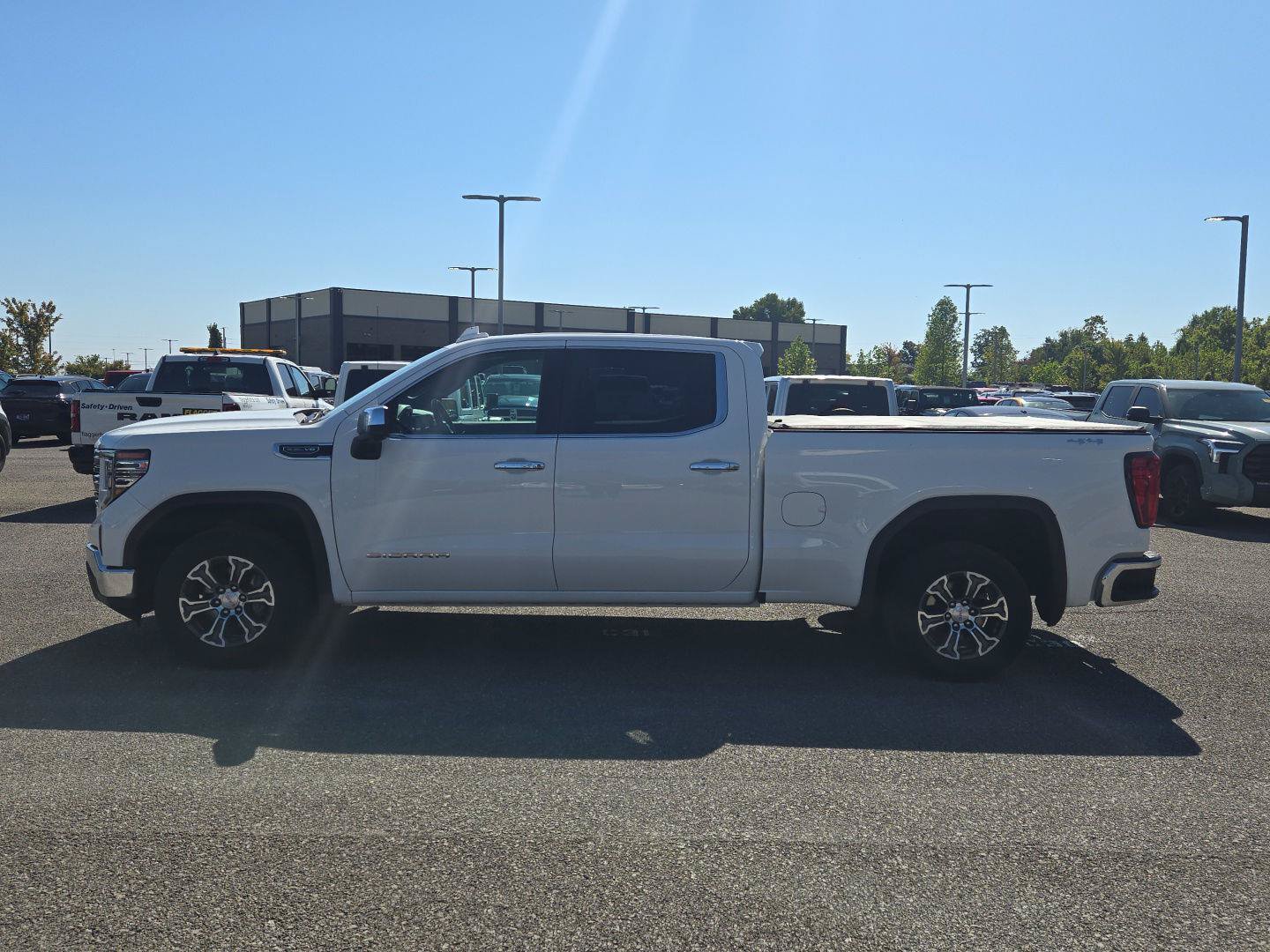 Used 2023 GMC Sierra 1500 SLT w/ SLT Convenience Package AWD/4WD image 4