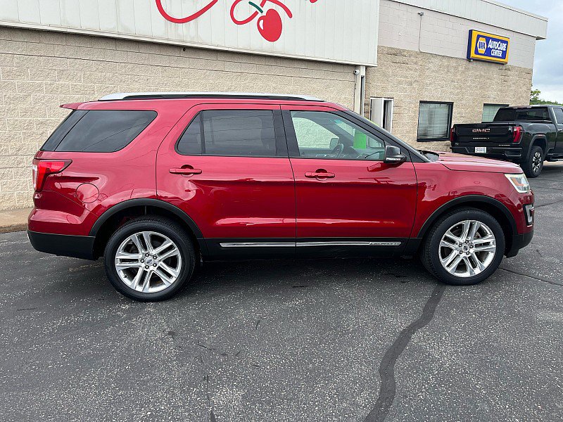 Used 2017 Ford Explorer XLT w/ Equipment Group 202A AWD/4WD image 9