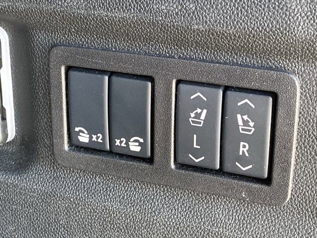 Used 2025 GMC Yukon XL Denali AWD/4WD image 8