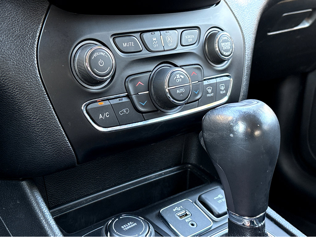 Used 2020 Jeep Cherokee Limited image 13