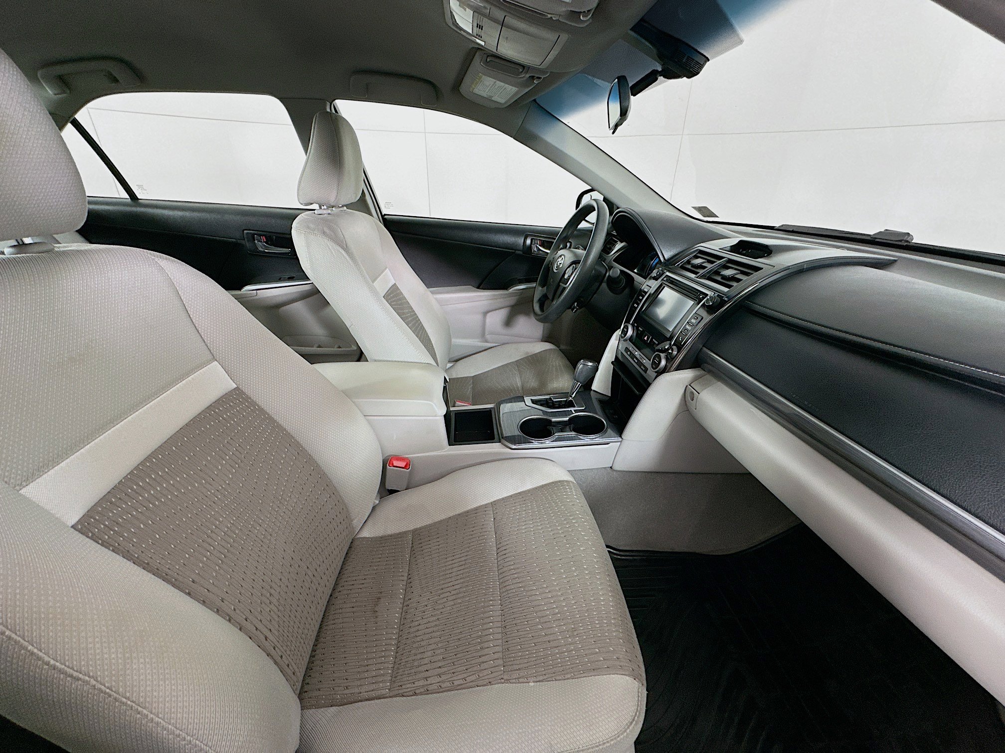 Used 2014 Toyota Camry LE image 28