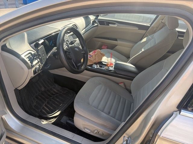 Used 2017 Ford Fusion SE FWD image 12