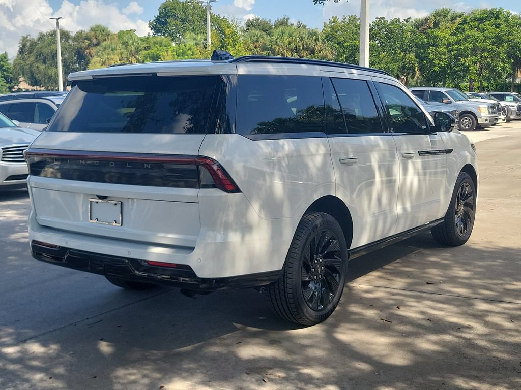 New 2025 Lincoln Navigator Reserve w/ Jet Appearance Package AWD/4WD image 4