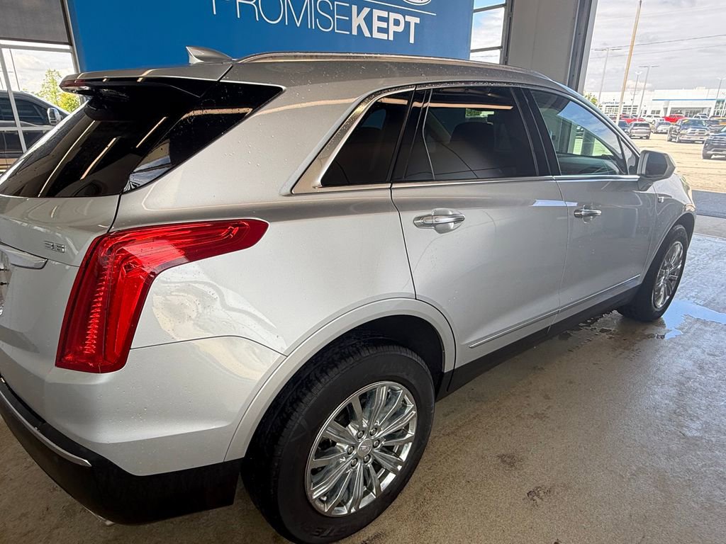 Used 2017 Cadillac XT5 Luxury FWD image 2