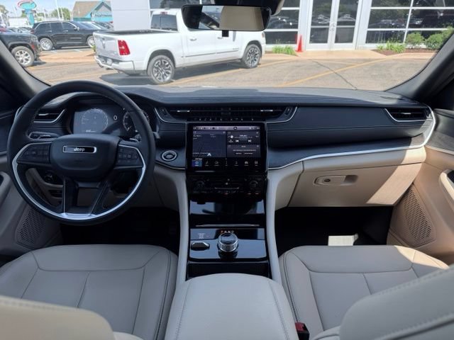 Used 2025 Jeep Grand Cherokee L Limited AWD/4WD image 30
