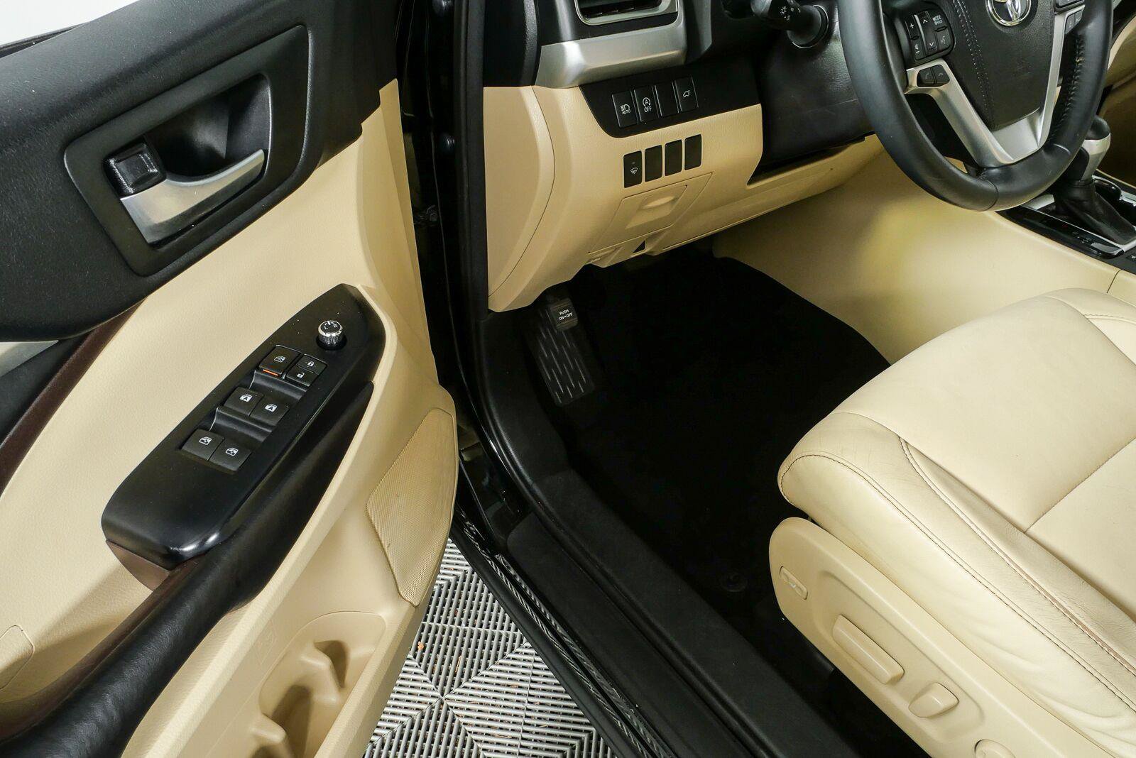 Used 2018 Toyota Highlander XLE FWD image 7