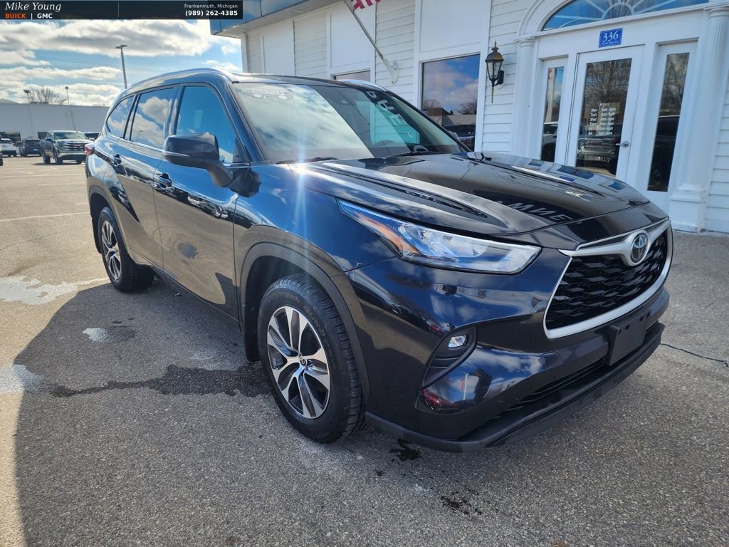 Used 2020 Toyota Highlander XLE image 3