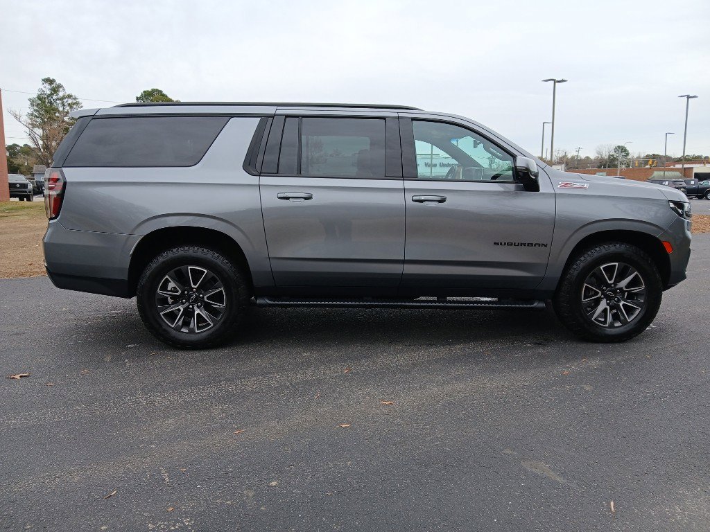 Used 2022 Chevrolet Suburban Z71 w/ Luxury Package image 2