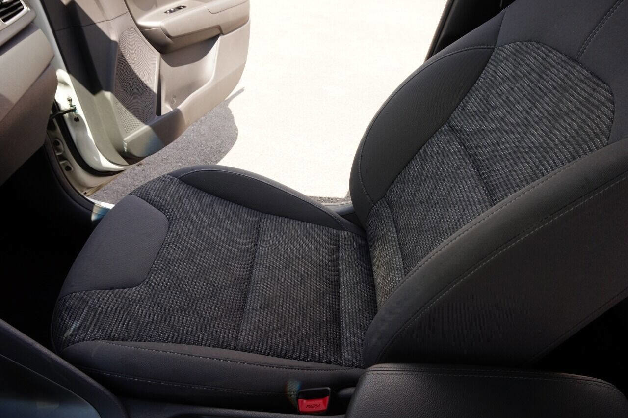 Used 2017 Kia Niro FE image 25