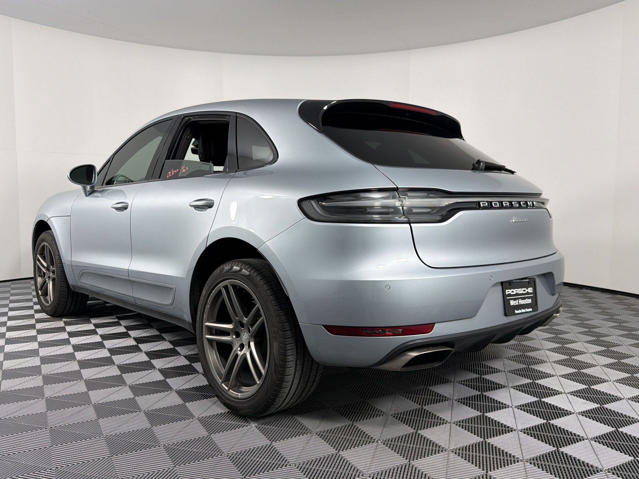 Used 2019 Porsche Macan AWD/4WD image 3
