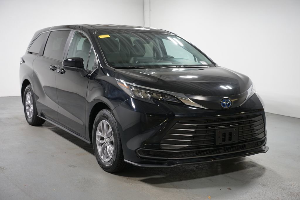 Certified 2024 Toyota Sienna LE image 3