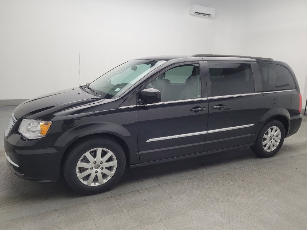 Used 2016 Chrysler Town & Country Touring image 2