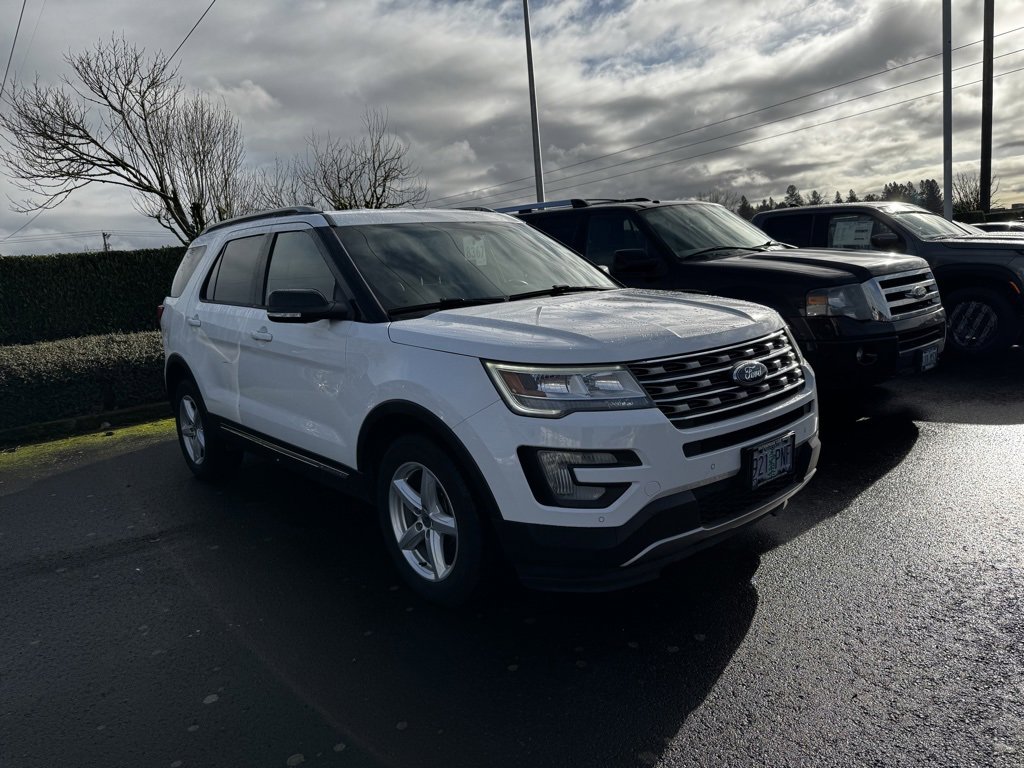 Used 2017 Ford Explorer XLT w/ Equipment Group 202A image 3