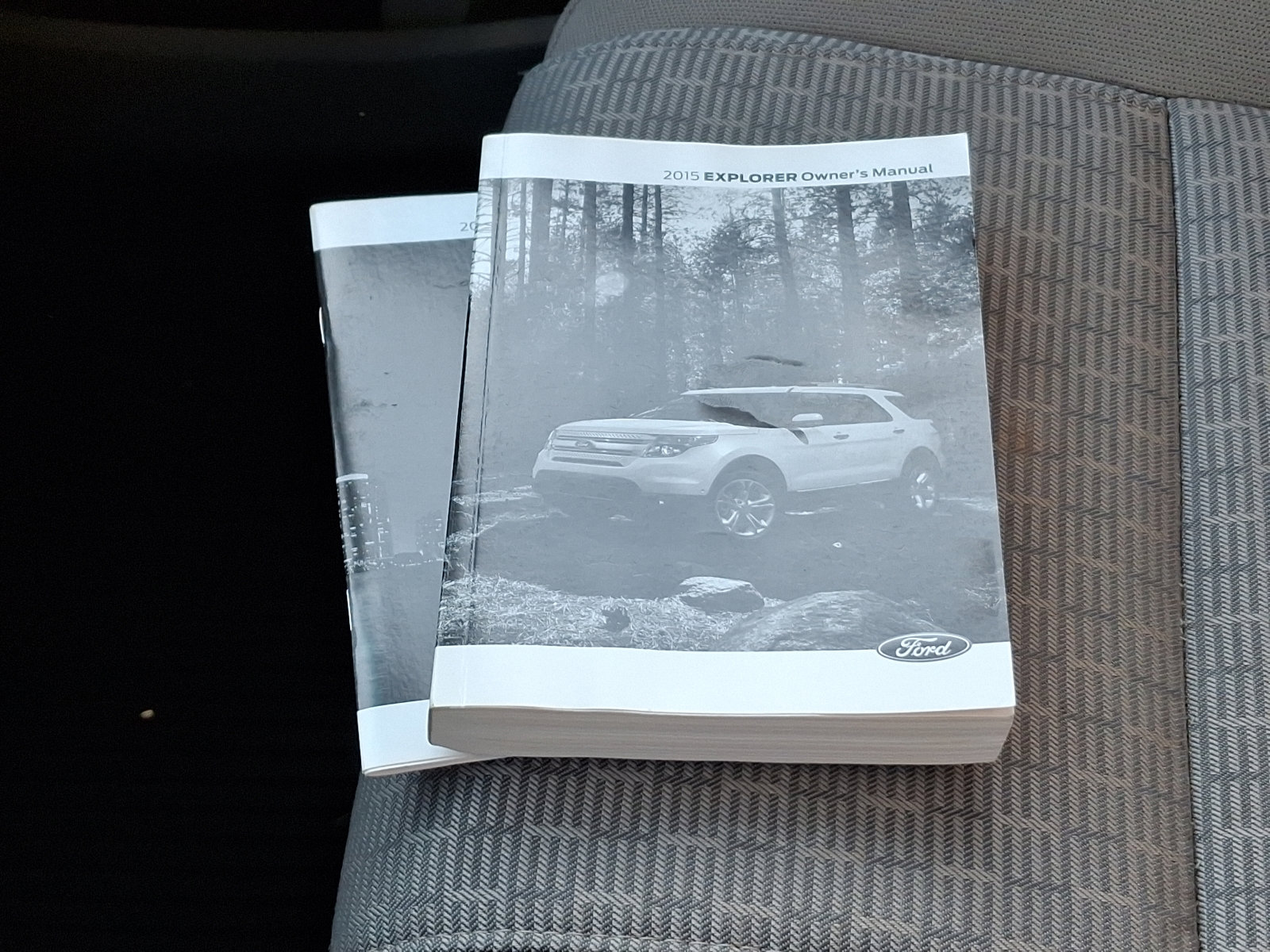 Used 2015 Ford Explorer XLT image 25