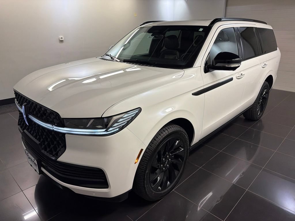 New 2026 Lincoln Navigator Reserve w/ Jet Appearance Package AWD/4WD image 3
