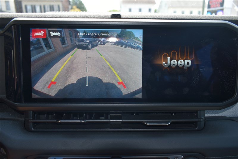 Used 2024 Jeep Wrangler Unlimited Sahara w/ Technology Group AWD/4WD image 19