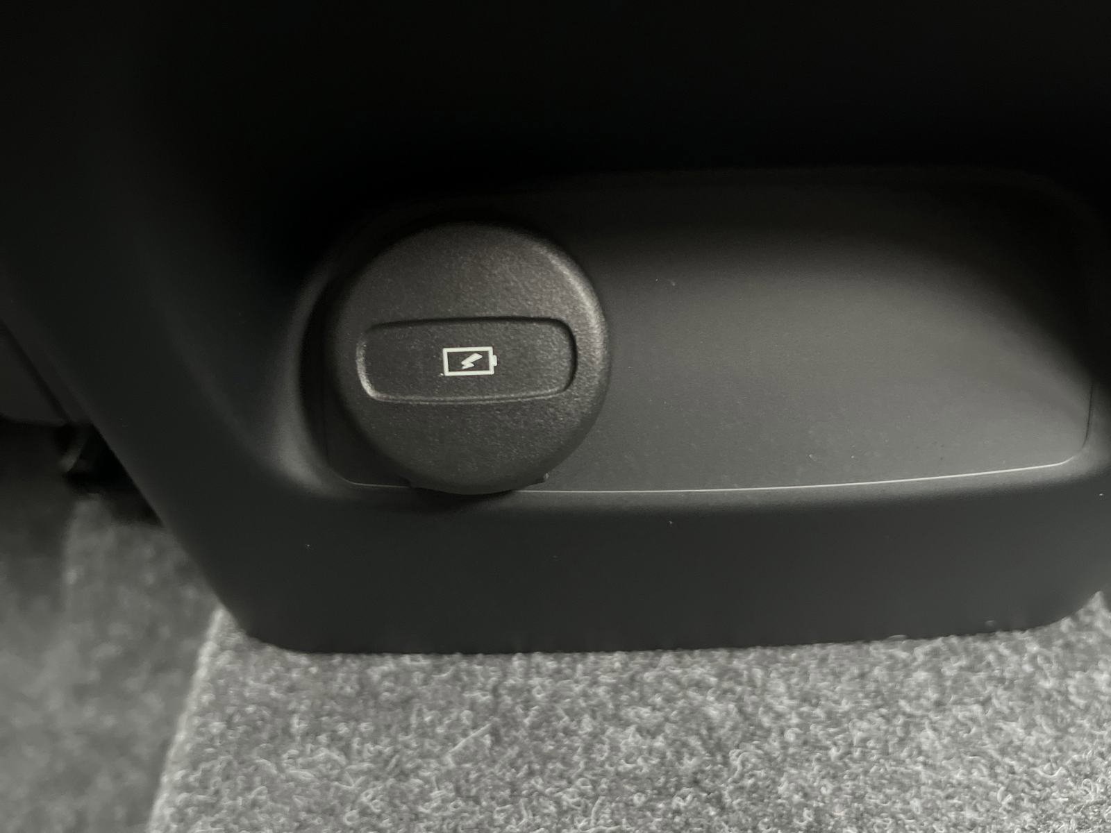 New 2025 Volvo XC40 B5 Core w/ Protection Package Premier image 14