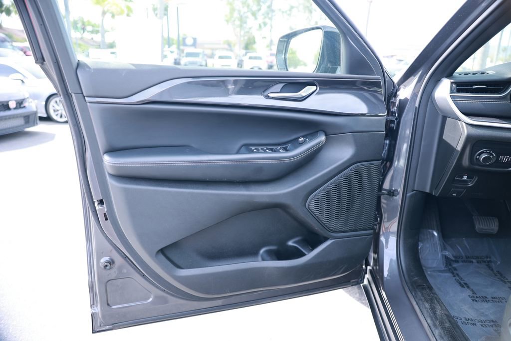 Used 2023 Jeep Grand Cherokee Altitude AWD/4WD image 16