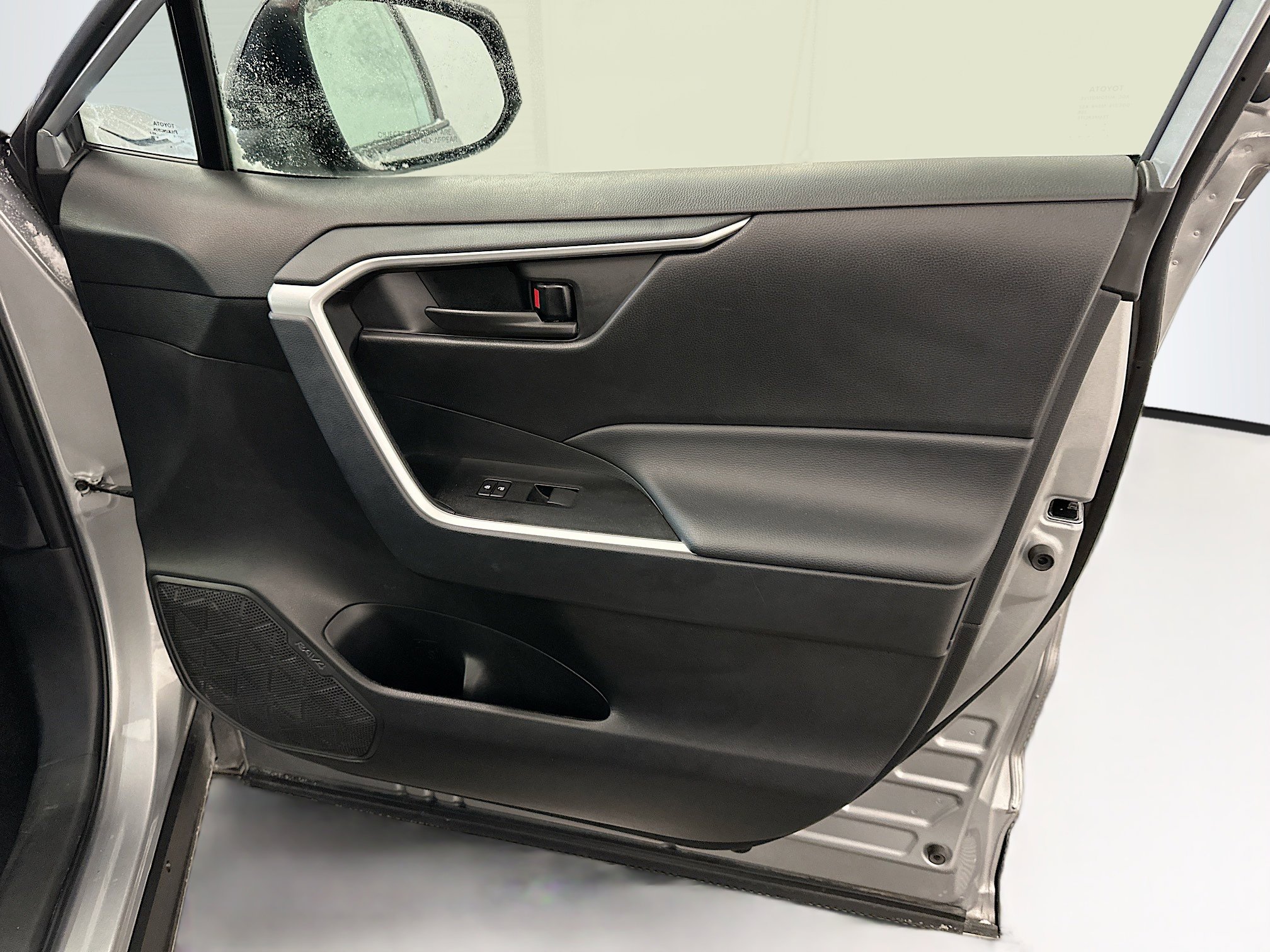 Used 2025 Toyota RAV4 LE image 33