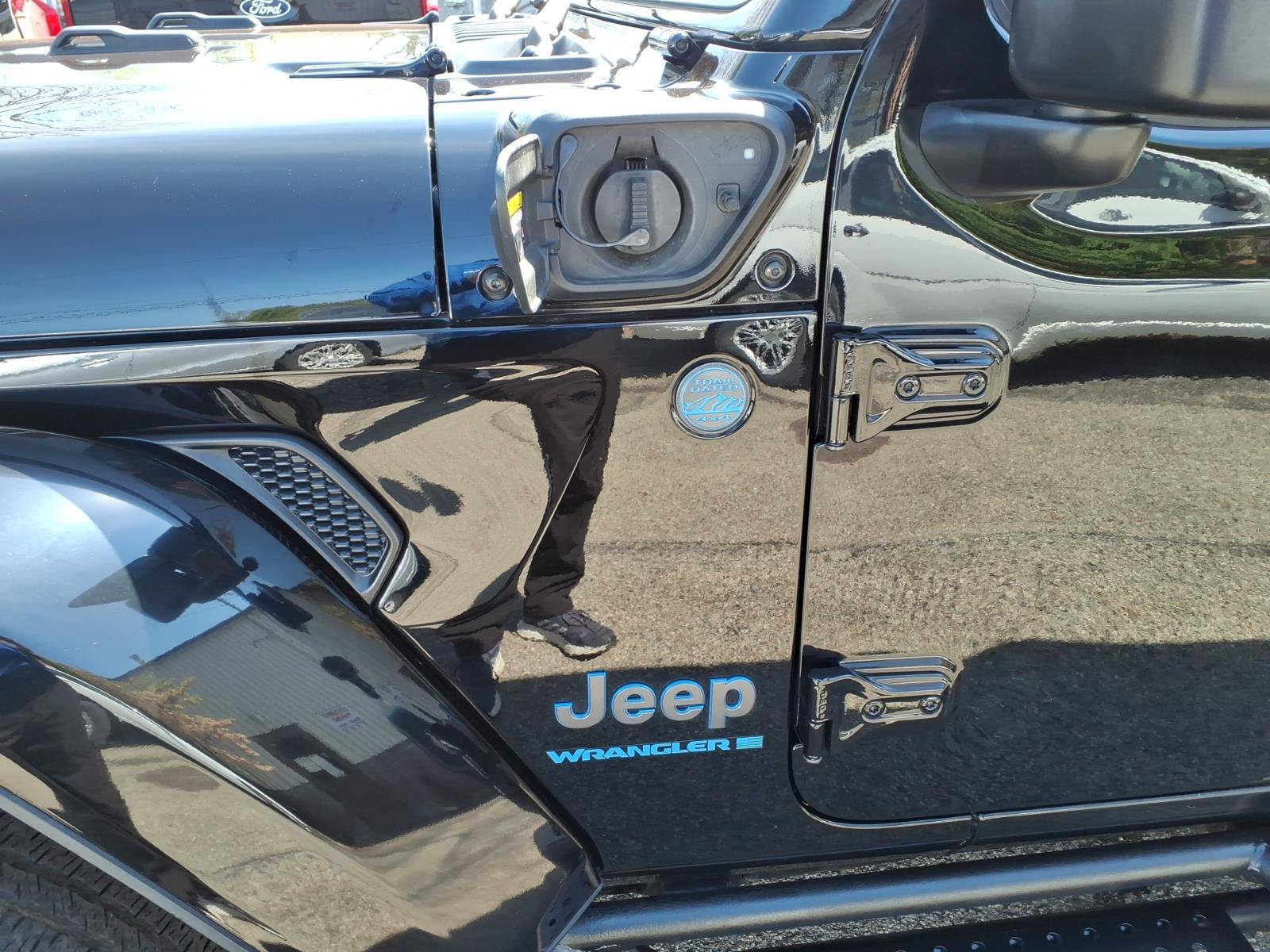 Used 2024 Jeep Wrangler Unlimited w/ Convenience Group AWD/4WD image 5