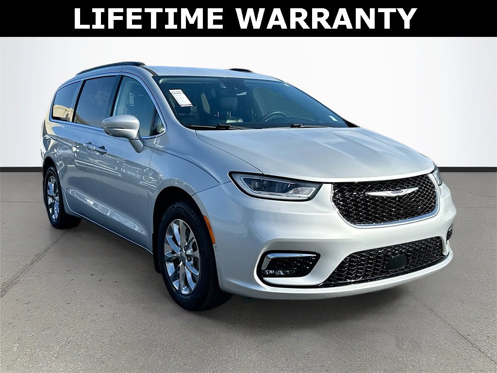 Used 2022 Chrysler Pacifica Touring-L w/ Uconnect Theater Family Group
