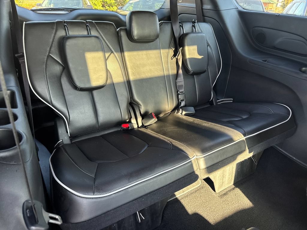 Used 2025 Chrysler Pacifica Limited FWD image 12
