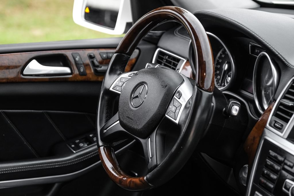 Used 2015 Mercedes-Benz GL 550 4MATIC image 12