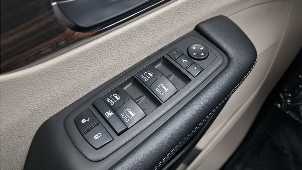 Used 2023 Chrysler Pacifica Limited FWD image 24
