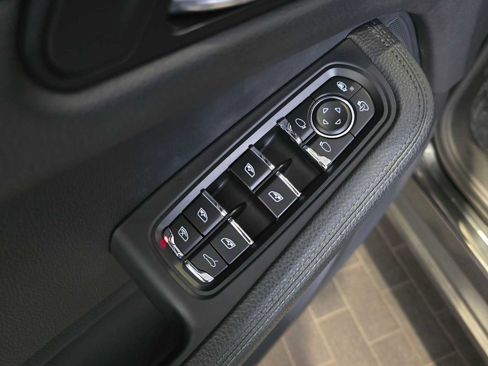Used 2018 Porsche Macan image 21