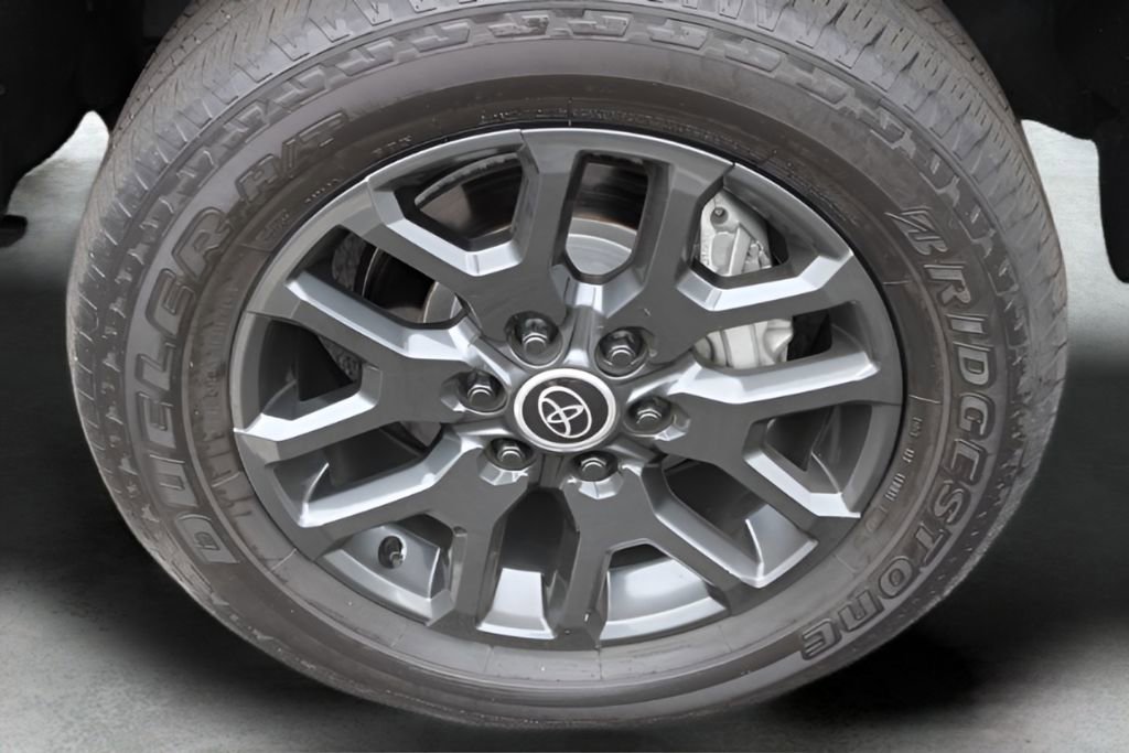 Used 2024 Toyota Tundra Platinum AWD/4WD image 2