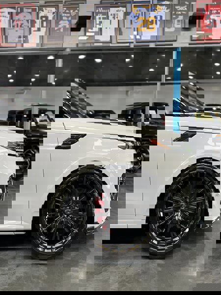 Used 2025 Land Rover Range Rover Sport SE image 9