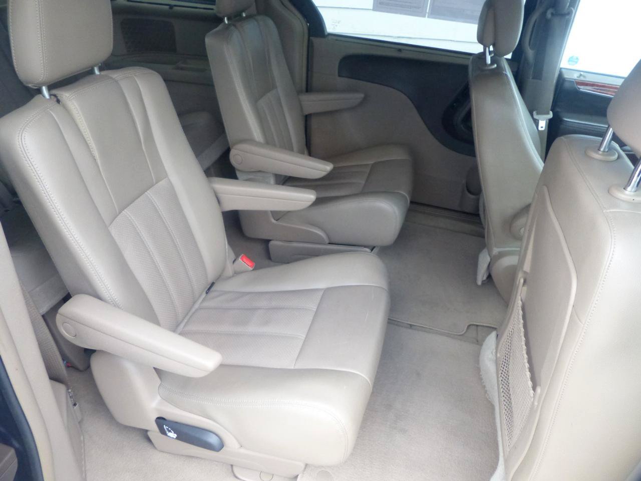 Used 2014 Chrysler Town & Country Touring-L w/ Driver Convenience Group FWD image 15