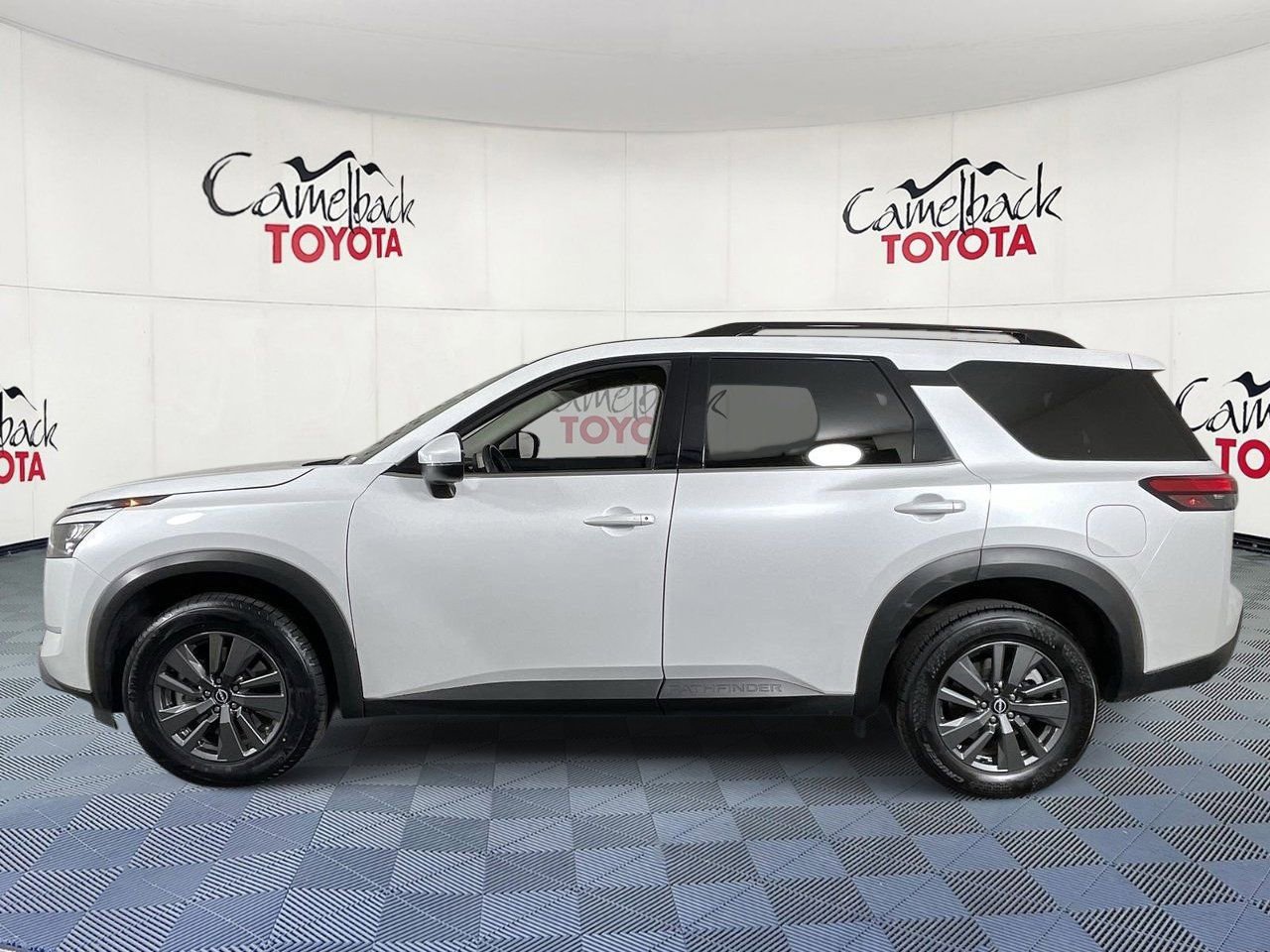 Used 2025 Nissan Pathfinder SV image 4