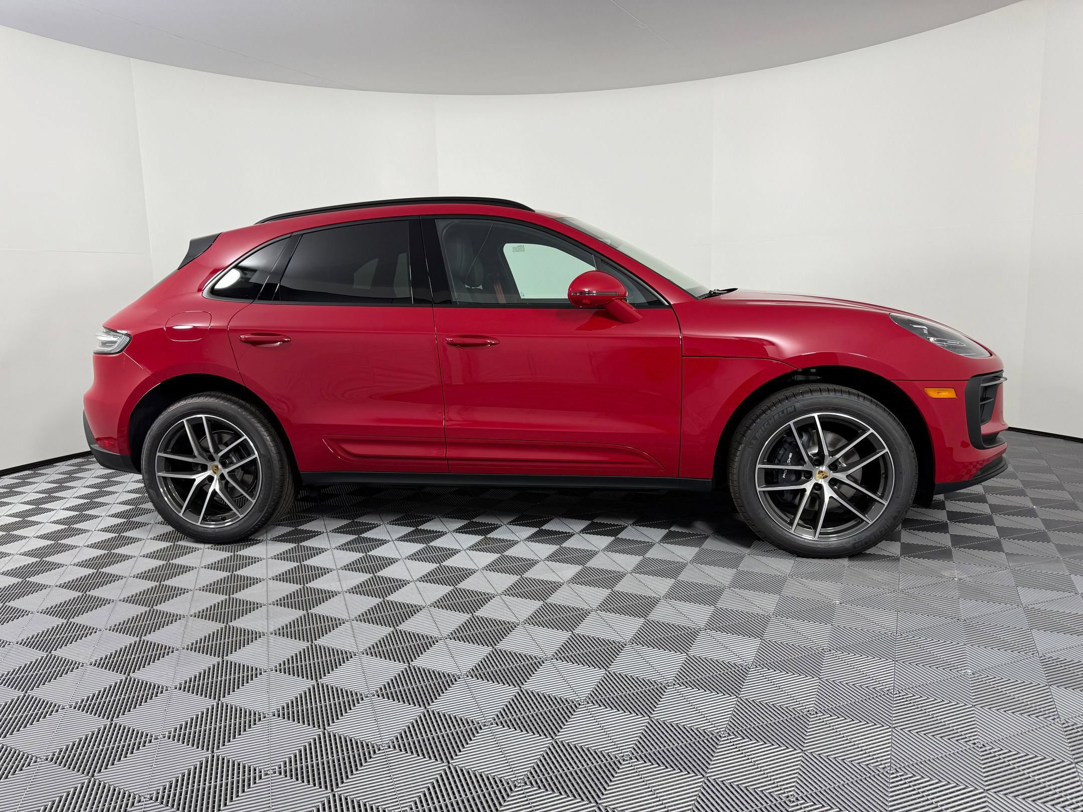 Certified 2026 Porsche Macan AWD/4WD image 8