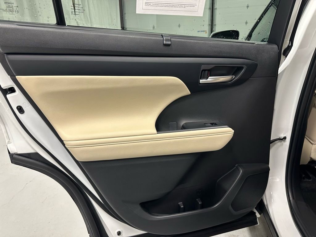 Used 2025 Toyota Highlander XLE image 41