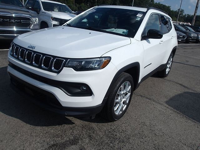 Used 2023 Jeep Compass Latitude w/ Sun and Sound Group AWD/4WD image 3