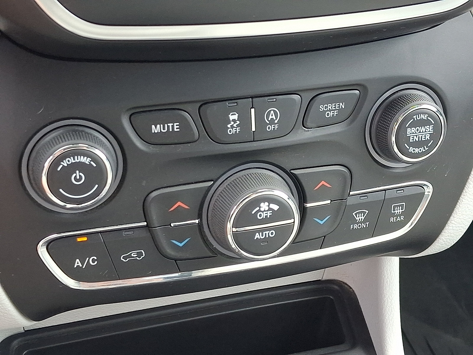 Used 2022 Jeep Cherokee Latitude Lux w/ Sun & Sound Group AWD/4WD image 17