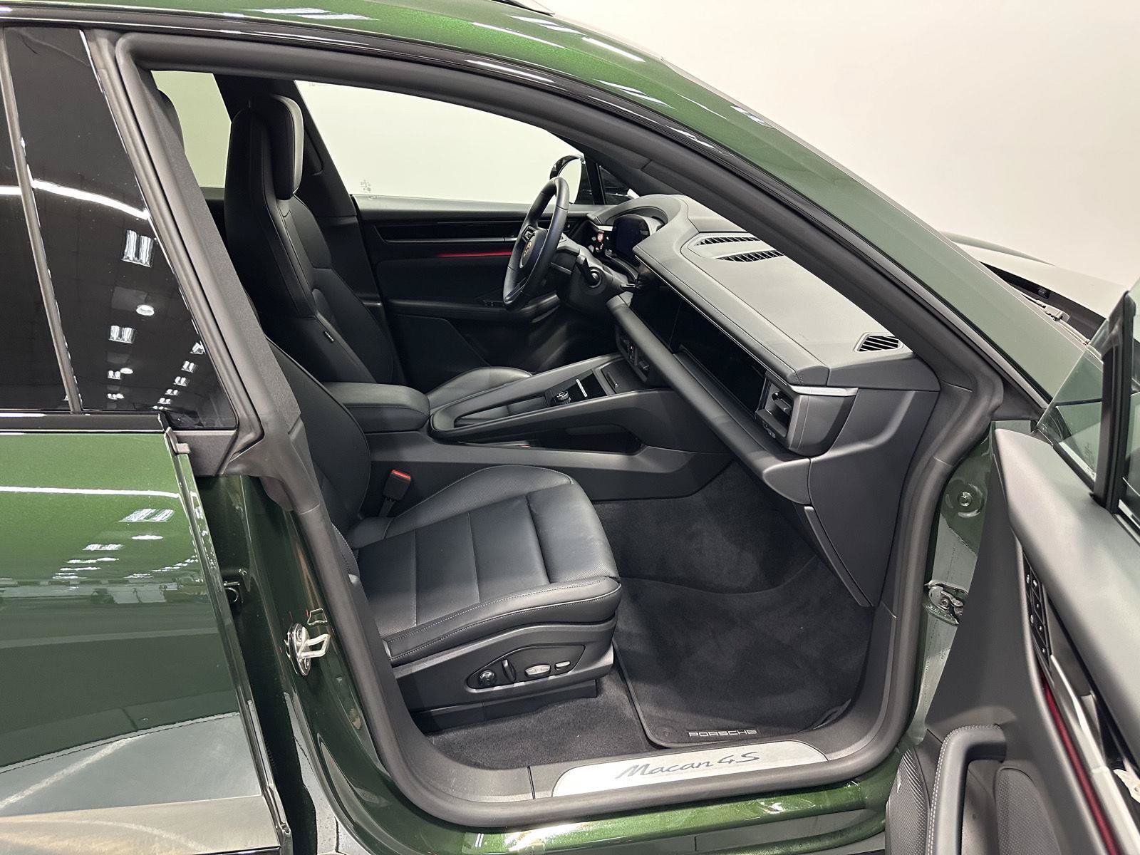 Certified 2025 Porsche Macan 4S Electric AWD/4WD image 43