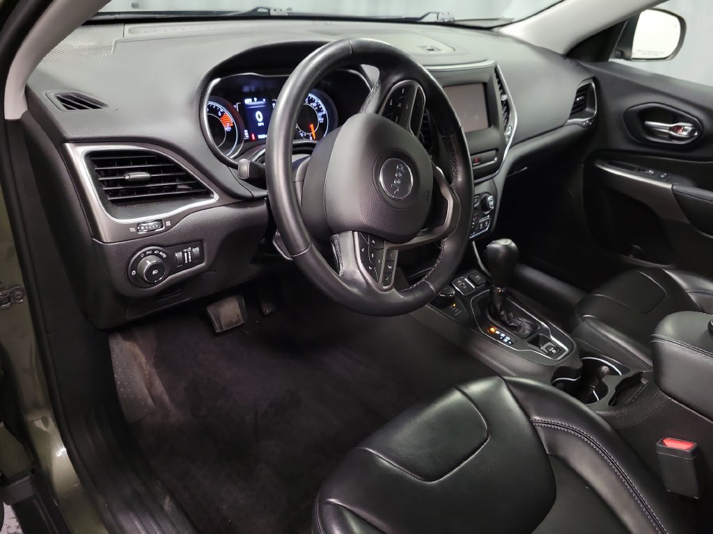 Used 2019 Jeep Cherokee Latitude Plus w/ Cold Weather Group AWD/4WD image 17