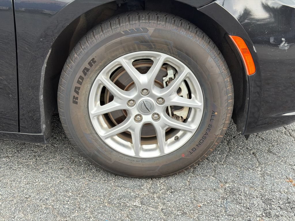 Used 2023 Chrysler Pacifica Touring-L FWD image 13