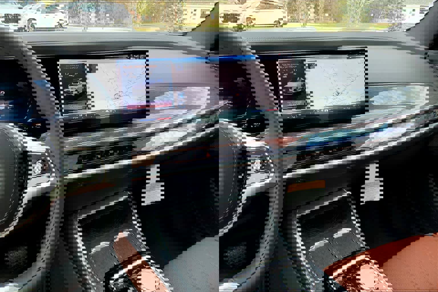 Certified 2024 BMW i7 xDrive60 w/ Premium Package 2 image 6