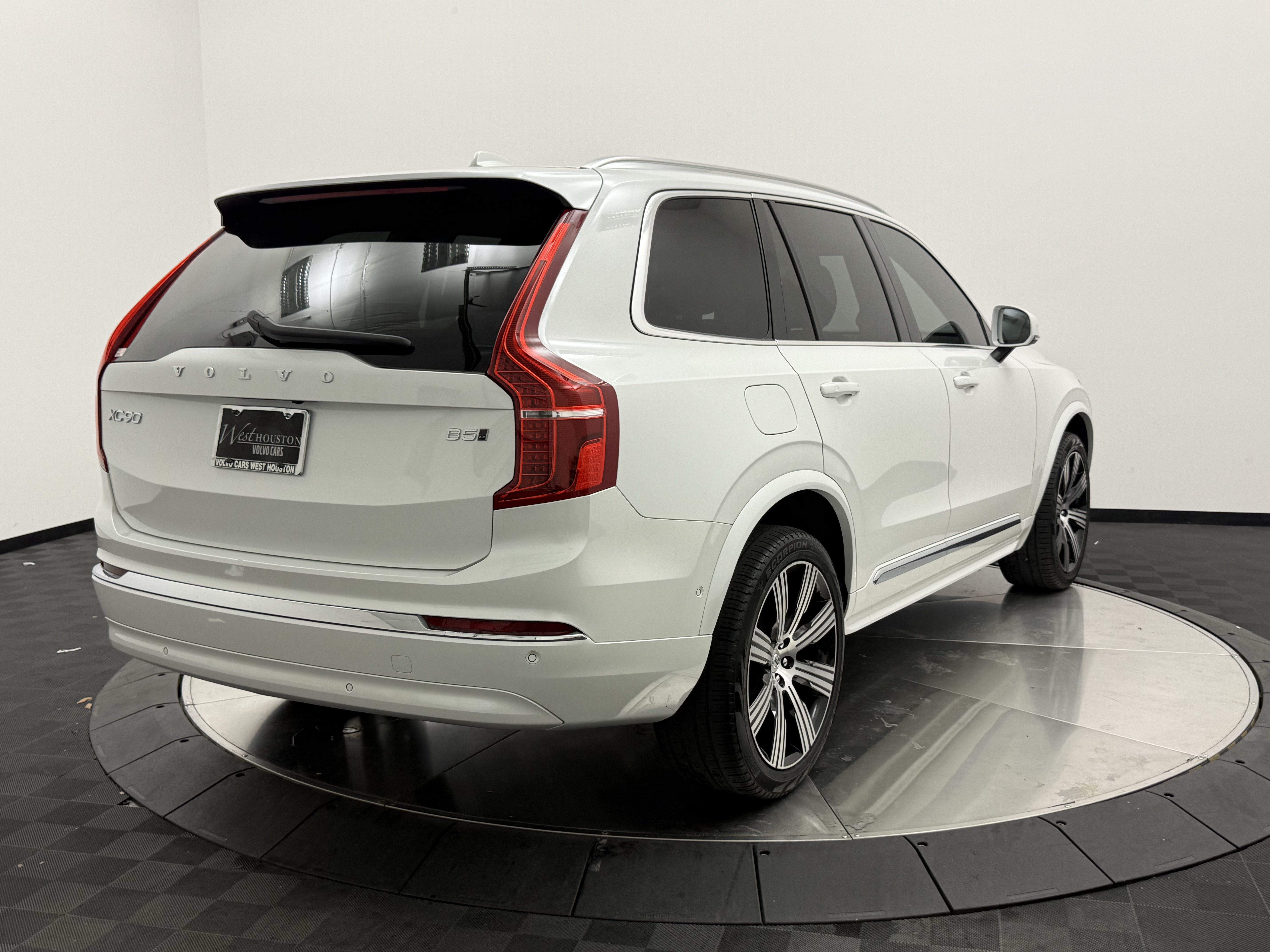 Certified 2024 Volvo XC90 B5 Plus AWD/4WD image 7