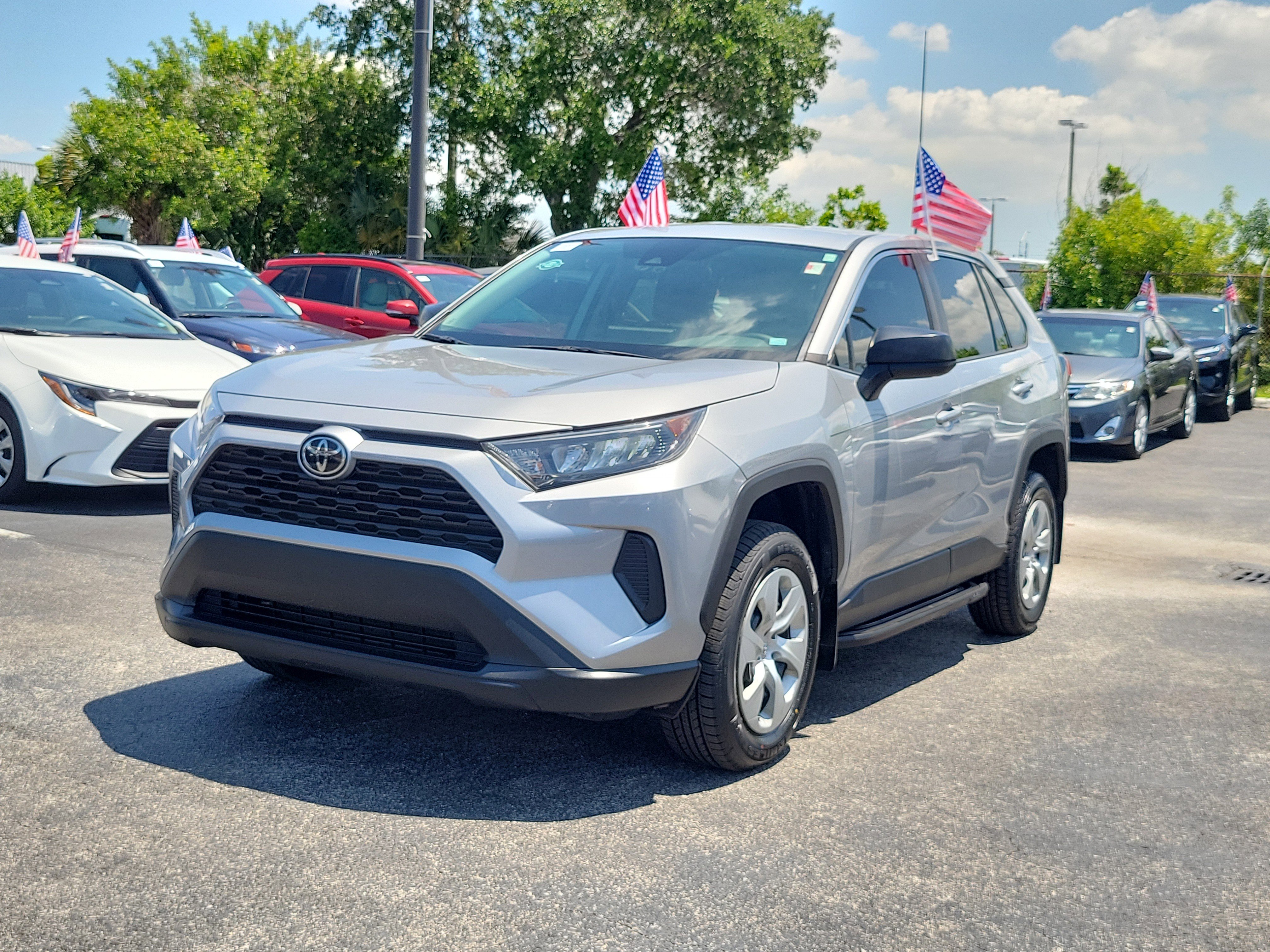 Used 2022 Toyota RAV4 LE FWD image 5