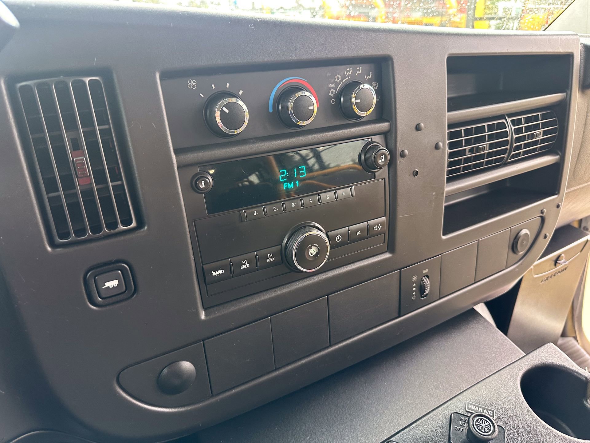 Used 2014 Chevrolet Express 4500 RWD image 15