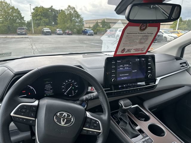 Used 2024 Toyota Sienna XLE image 10