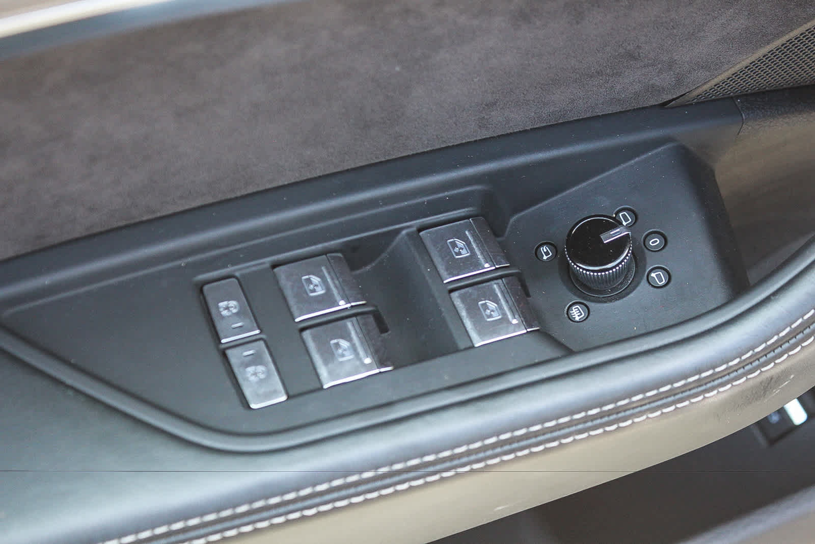 Used 2019 Audi e-tron Prestige w/ Prestige Package AWD/4WD image 19