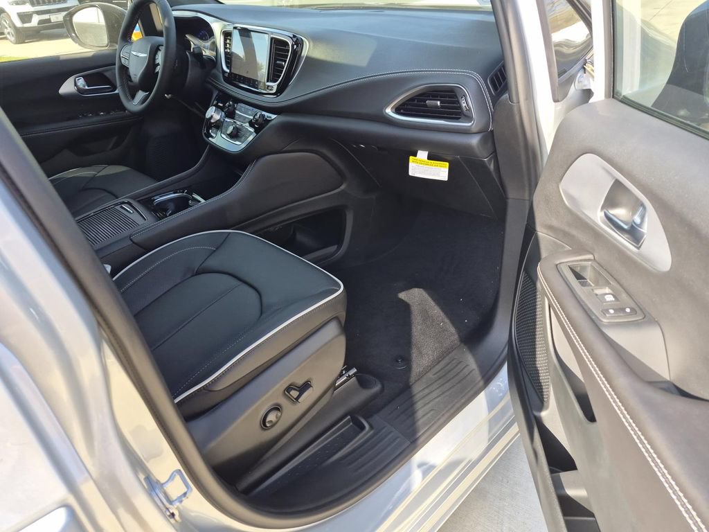 New 2026 Chrysler Pacifica Limited w/ S Appearance Package FWD image 8
