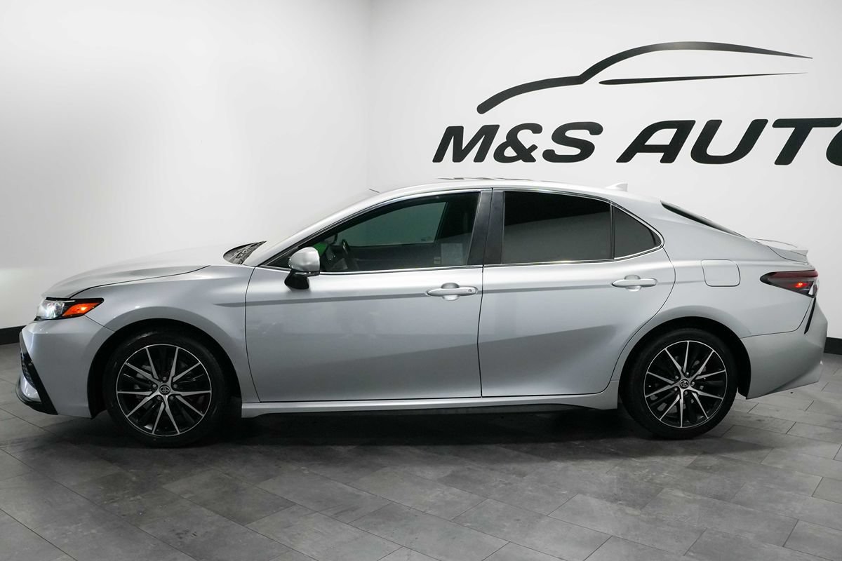 Used 2022 Toyota Camry SE FWD image 3