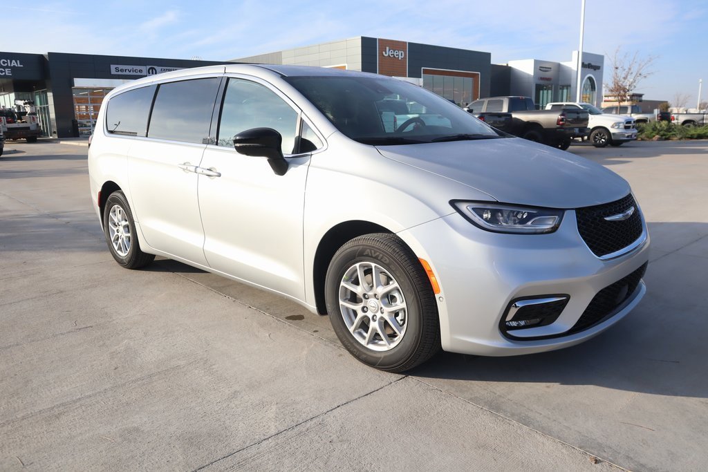 New 2026 Chrysler Pacifica Select